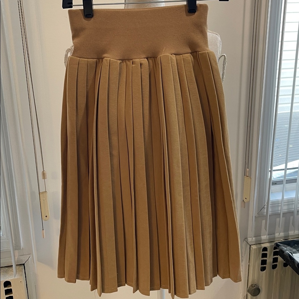 NWOT Elegant Camel Pleated sweater Skirt size XS